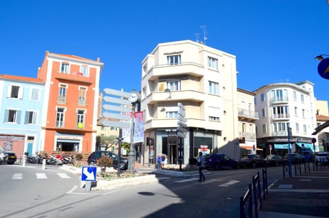 Property building, Facade/entrance, Neighbourhood, City view, Street view