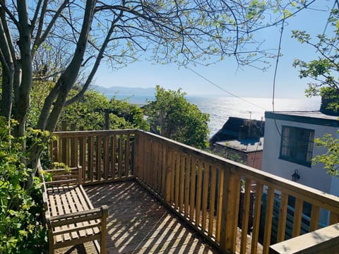 Sundial House - Beachfront, Sea Views & Free Parking Permit Haus in Lyme Regis