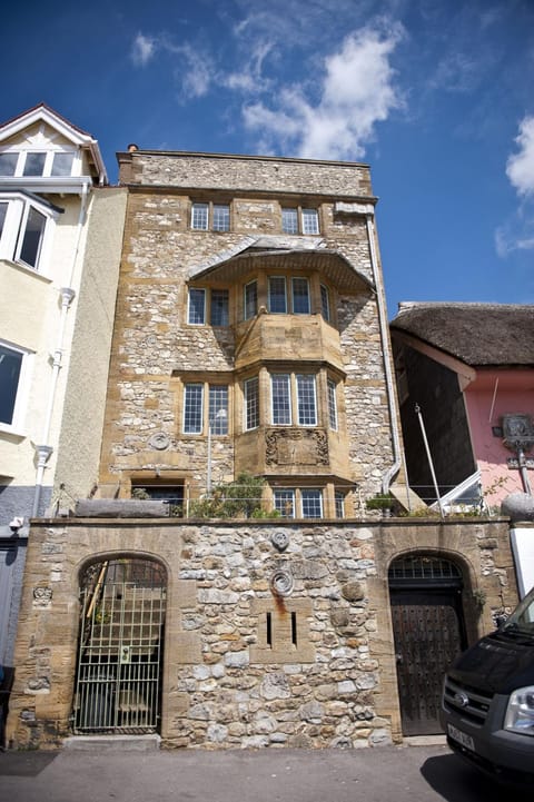 Sundial House - Beachfront, Sea Views & Free Parking Permit Haus in Lyme Regis