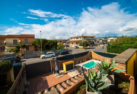 Day, Neighbourhood, City view, Pool view, Street view, Location