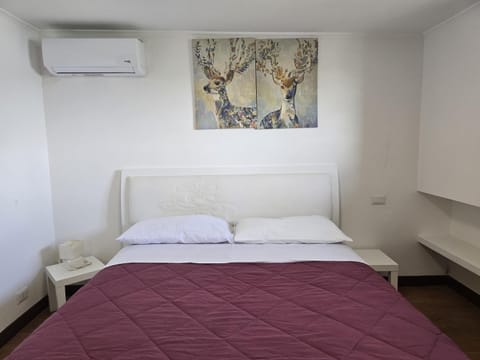 Bed, Photo of the whole room, air conditioner