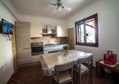 Kitchen or kitchenette, Dining area, Communal kitchen, oven