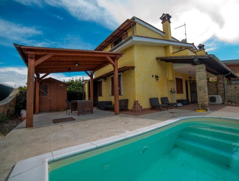 Property building, Day, Pool view, Swimming pool