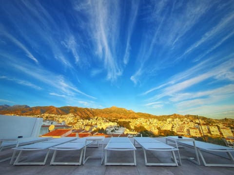 Property building, Balcony/Terrace, City view, Landmark view, Mountain view, Sunset