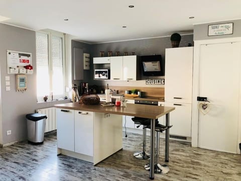 Kitchen or kitchenette, Dining area, minibar, pet friendly, stove