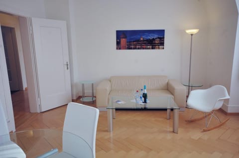 Spacious 2-bedroom near lake - Stardust 32 Apartment in Zurich City