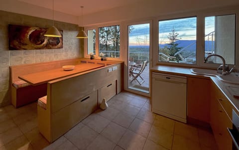 Dining area, Mountain view, kitchen