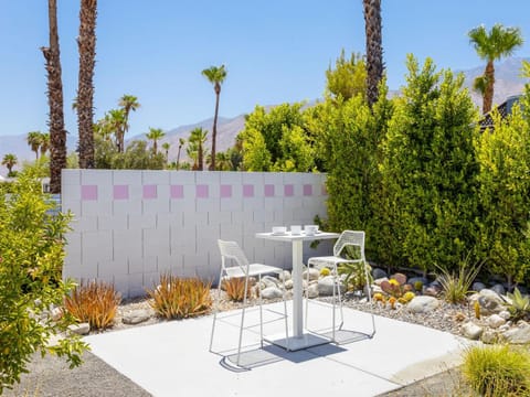 Bubble Gum Modern: Mid-Century Alexander House in Palm Springs
