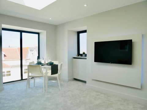 TV and multimedia, Seating area, Dining area