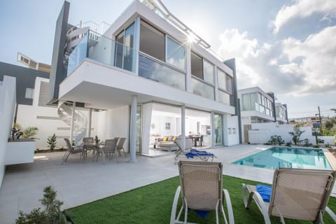 Property building, Garden, Swimming pool