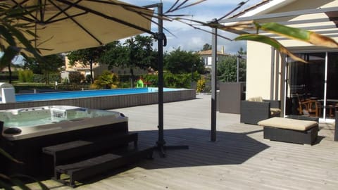 Villa de 5 chambres avec piscine privee jacuzzi et wifi a Ares a 1 km de la plage Villa in Arès