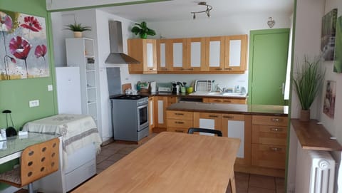 Coffee/tea facilities, Kitchen or kitchenette, oven, toaster