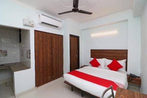 Super OYO Flagship Sathguru Residency Near New Ashok Nagar Metro Station Hotel in Noida