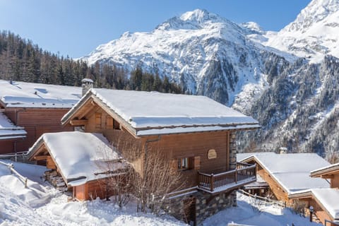 Facade/entrance, Day, Natural landscape, Skiing, On site, Mountain view