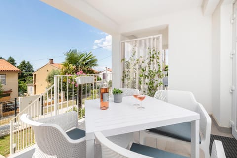 Balcony/Terrace, City view, Garden view, Drinks, Quiet street view