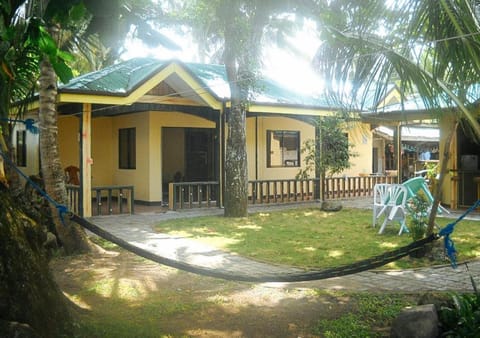 RedDoorz at July's Haven Seaside Pension Camiguin Chambre d’hôte in Northern Mindanao