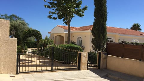 Cliffside Villa with Breathtaking Ocean Views & Huge Family-Friendly Pool Villa in Pissouri