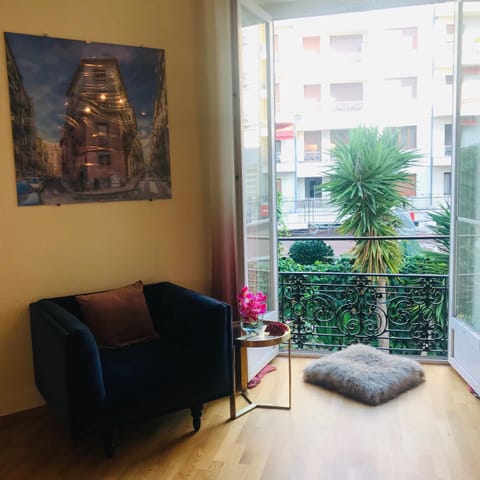 Kitchen or kitchenette, Living room, Garden view