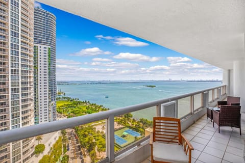 4 Bedroom Condo with Stunning Balcony view Condo in Miami