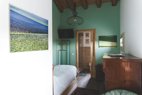 Bed, TV and multimedia, Photo of the whole room, Bedroom, hair dresser