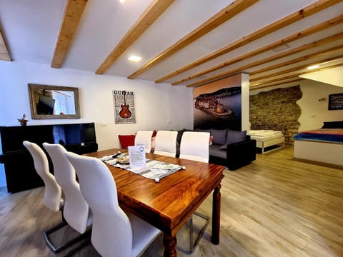 Old Piran Pianino Beachfront Apartment in Piran