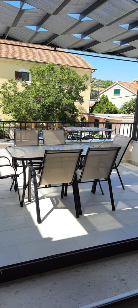 Beach apartment KATE - Wake up to the sea, terrace, garden & parking, Murter - Dalmatia Apartment in Murter