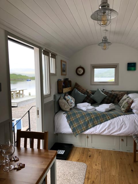 Dining area, Bedroom, Lake view, Sea view