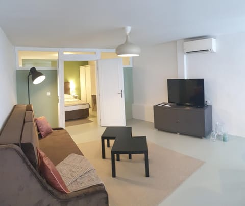Communal lounge/ TV room, TV and multimedia, Living room