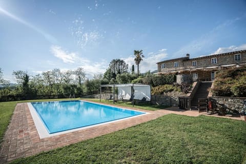Ampio appartamento completamente rinnovato con vista e piscina Condo in Capannori