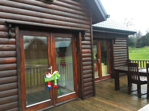 Drumcoura Lake Resort, Pet Friendly, Wifi, SKY TV, 4 Bedrooms, 2 reception rooms Nature lodge in Leitrim, Co. Leitrim, Ireland