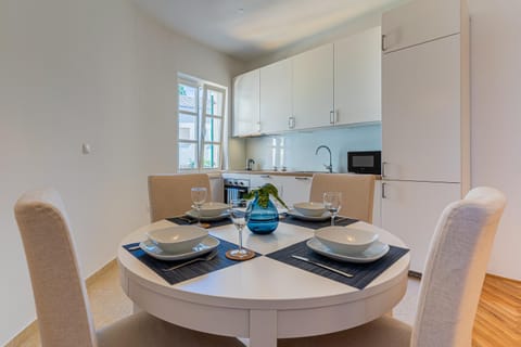 Dining area, kitchen