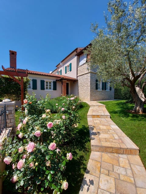 Property building, Facade/entrance, Garden