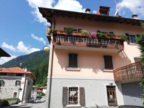 Property building, Neighbourhood, Mountain view