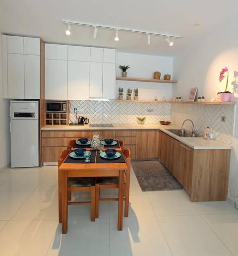 Kitchen or kitchenette, Dining area