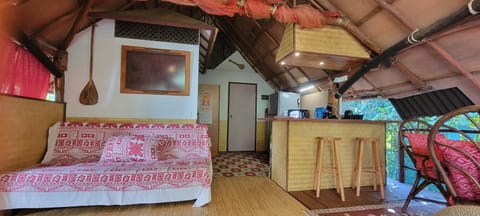 La Pirogue chez l'Happy qui chante Bed and Breakfast in Moorea-Maiao