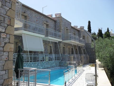 8 Furnished Apartments in Stoupa for Rent. Copropriété in Stoupa