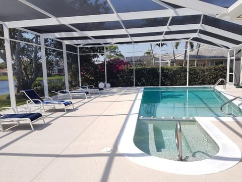 Exclusive Villa - Lakeside, 4 Minutes to Private Beach Casa in Naples