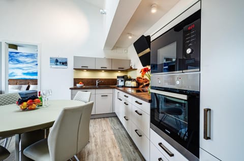 Kitchen or kitchenette, Dining area