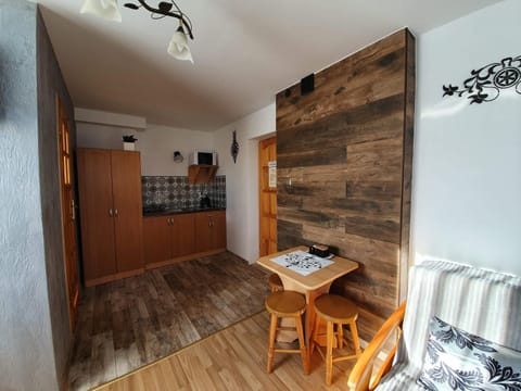 Kitchen or kitchenette, Seating area