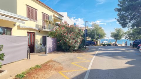 Property building, Neighbourhood