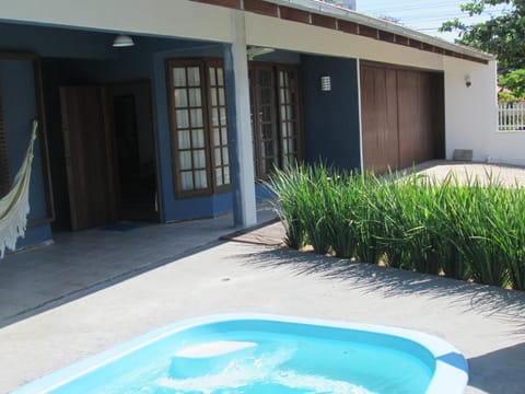 alugo casa em penha sc com piscina 50 metros da praia 4 qtos 2 ar 2 bh é top House in Penha