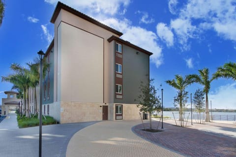 WoodSpring Suites Miramar Hotel in Bahamas