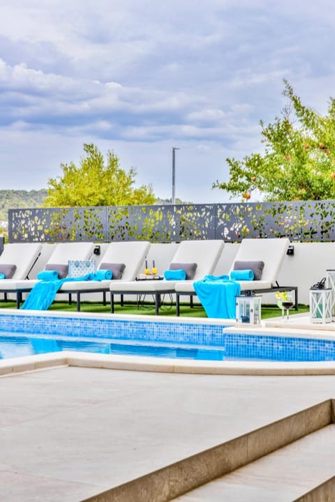 Day, Pool view, Swimming pool, Open Air Bath, sunbed