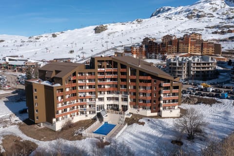 Property building, Day, Natural landscape, Winter, Swimming pool