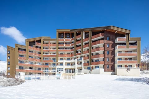 Property building, Facade/entrance, Day, Natural landscape, Winter, Mountain view