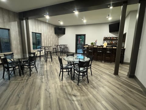 Restaurant/places to eat, Lounge or bar