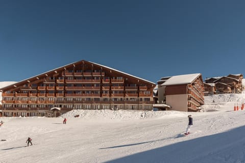 Property building, Facade/entrance, Day, People, Winter, Skiing, group of guests