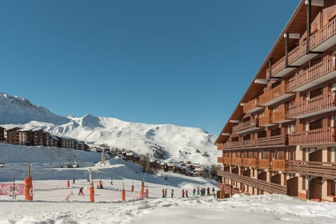 Property building, Facade/entrance, Day, Natural landscape, Winter, Mountain view