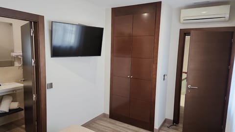 TV and multimedia, Photo of the whole room, wardrobe