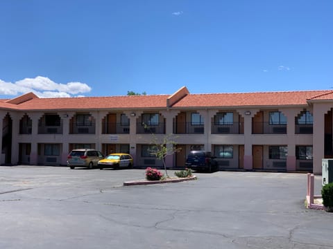 Luxury Inn Motel in Albuquerque